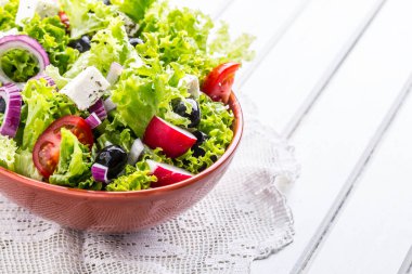 Salata. Sebze salatası. Bahar sebze salatası. Taze sebze salata domates soğan peynir ve zeytin