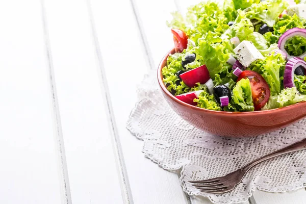 Salat. Gemüsesalat. Frühlingsgemüsesalat.Frischer Gemüsesalat mit Tomaten Zwiebelkäse und Oliven — Stockfoto