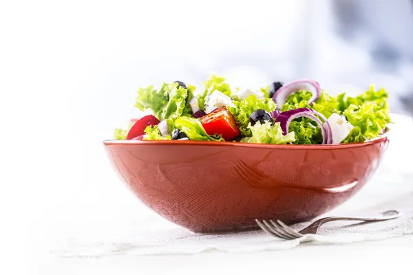 Insalata. Insalata di verdure. Insalata di verdure primaverili.Insalata di verdure fresche con pomodoro, cipolla e olive — Foto Stock