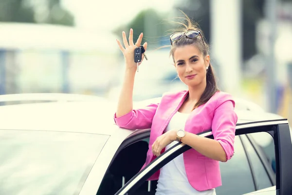 車のキーを押したままウィンドウ車を魅力的な女性の手 — ストック写真