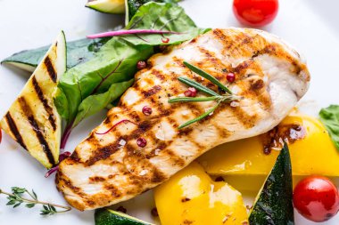 Izgara tavuk göğsü. Izgara sebze tavuk göğsü ile. Meşe masada sebzeli ızgara tavuk