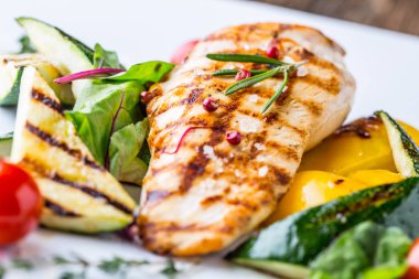 Izgara tavuk göğsü. Izgara sebze tavuk göğsü ile. Meşe masada sebzeli ızgara tavuk