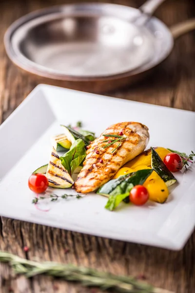 Grill chicken breast. Grilled vegetables with chicken breast. Grilled chicken with vegetables on oak table — Stock Photo, Image
