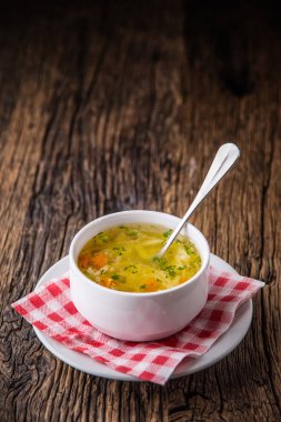 Tavuk suyu. Et suyu. Kemik suyu erişte havuç ve beyaz kase maydanoz ile