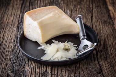 Peynir Parmesan. Peynir rende ile eski meşe masada parmesan peyniri