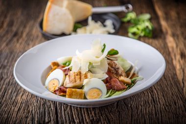 Salata. Sezar salatası. Bıldırcın Ceasar Salata marul pastırma crutons yumurta ve tavuk göğüs ızgara