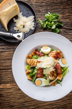 Salata. Sezar salatası. Bıldırcın Ceasar Salata marul pastırma crutons yumurta ve tavuk göğüs ızgara