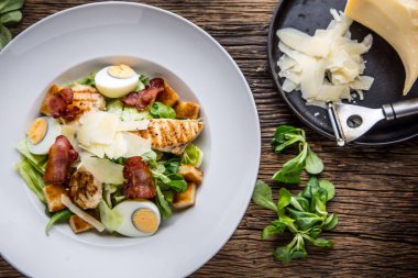 Salata. Sezar salatası. Bıldırcın Ceasar Salata marul pastırma crutons yumurta ve tavuk göğüs ızgara