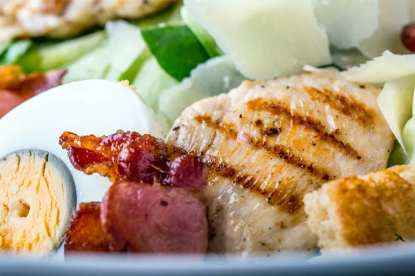 Salata. Sezar salatası. Bıldırcın Ceasar Salata marul pastırma crutons yumurta ve tavuk göğüs ızgara — Stok fotoğraf