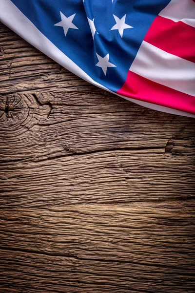 Bandera de USA. Bandera americana. Bandera americana sobre fondo de madera vieja. Vertical —  Fotos de Stock