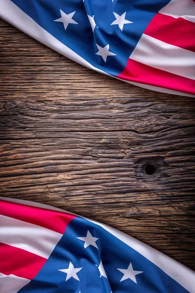 Bandera de USA. Bandera americana. Bandera americana sobre fondo de madera vieja. Vertical —  Fotos de Stock