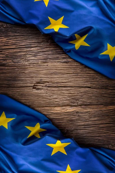 Vlajka Evropské unie na staré dřevěné pozadí. EU vlajka staré dubové pozadí. Vertikální — Stock fotografie