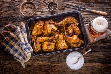 Tavşan. Kavrulmuş tavşan dilimleri ile Amerikan patates sarımsak baharat tuz, karabiber kimyon ve taslak bira. Av yemekleri