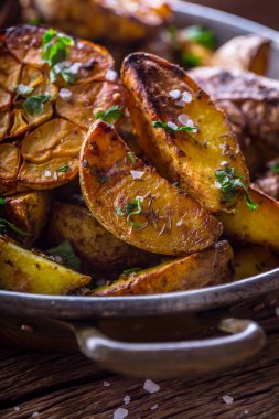 Amerikan patates. Fırında patates kabuğu içinde. Kimyon ve otlar ile sarımsak baharatlar kavrulmuş patates tuz