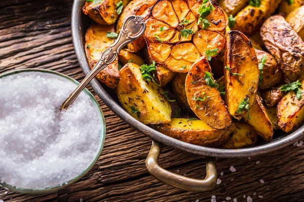 American potatoes. Baked potatoes in peel. Roasted potatoes with garlic spices salt cumin and herbs — Stock Photo, Image