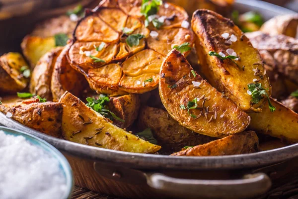 Amerikaanse aardappelen. Gebakken aardappelen in de schil. Geroosterde aardappelen met knoflook kruiden zout komijn en kruiden — Stockfoto