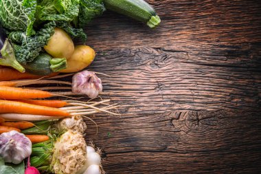 Sebze. Rustik eski meşe masada taze sebze ürün yelpazesine. Sebze--dan pazar yeri