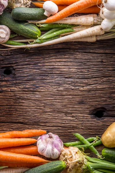 Hortalizas. Surtido de verduras frescas sobre una mesa rústica de roble viejo. Hortalizas del mercado — Foto de Stock