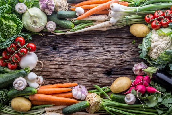 Hortalizas. Surtido de verduras frescas sobre una mesa rústica de roble viejo. Hortalizas del mercado — Foto de Stock