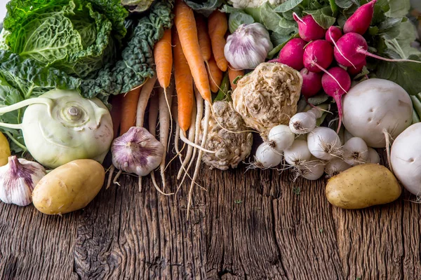 Hortalizas. Surtido de verduras frescas sobre una mesa rústica de roble viejo. Hortalizas del mercado — Foto de Stock