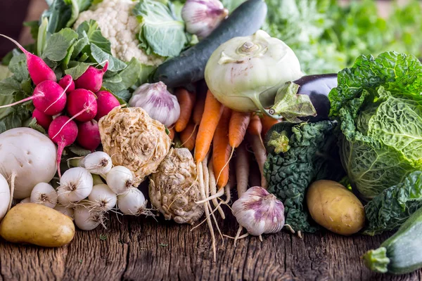 Hortalizas. Surtido de verduras frescas sobre una mesa rústica de roble viejo. Hortalizas del mercado — Foto de Stock