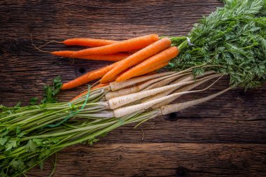 Havuç yaban havucu kereviz. Kereviz havuç ve yaban havucu rustik meşe masada