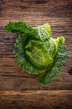 Kale. Rustik meşe masada taze lahana