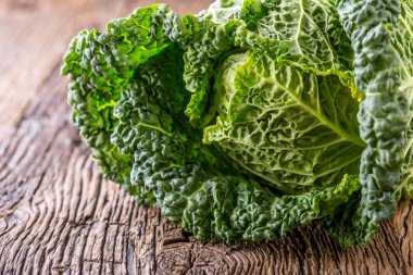 Kale. Rustik meşe masada taze lahana