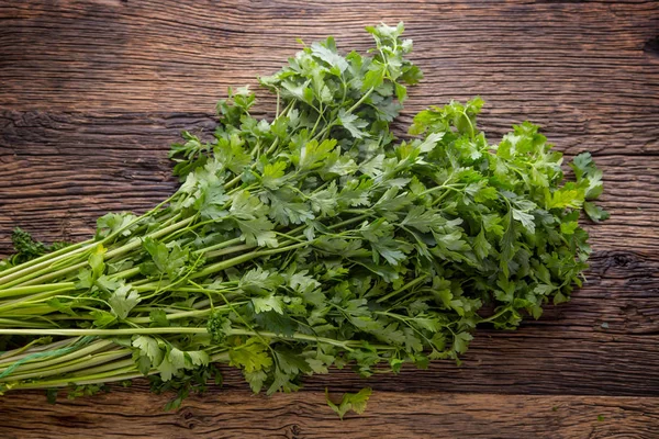 Parsnips leaves. Parsnips leaves on rustic oak table — Stock Photo, Image