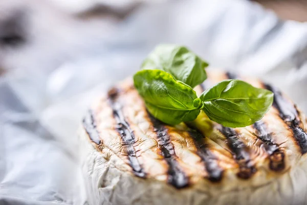 Camembert cheese. Grilled camembert cheese with olive oil and basil leaves — Stock Photo, Image