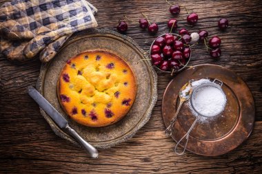 Kiraz kek. Ürün yelpazesine malzemeler ve retro tarzı kiraz kek