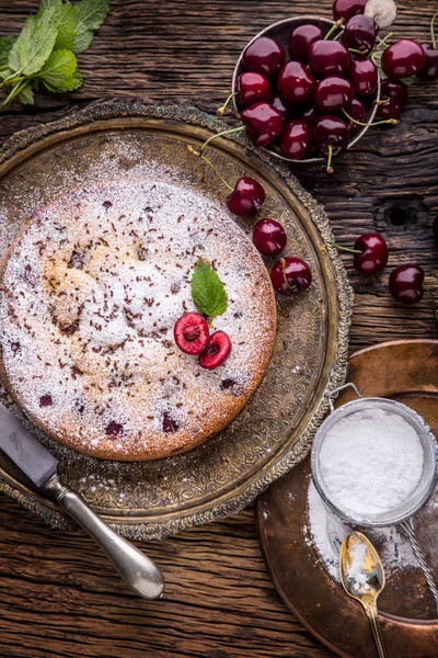 Вишневый пирог. Ассортимент ингредиентов и вишневый торт в стиле ретро — стоковое фото
