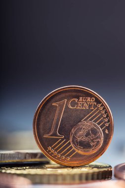 Bir euro cent sikke kenarında. Euro para para. Birbirine bağlı farklı pozisyonlarda yığılmış euro coins