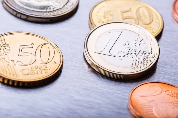 En euro mynt på kanten. Pengar eurovalutan. Euromynt staplade på varandra i olika positioner — Stockfoto