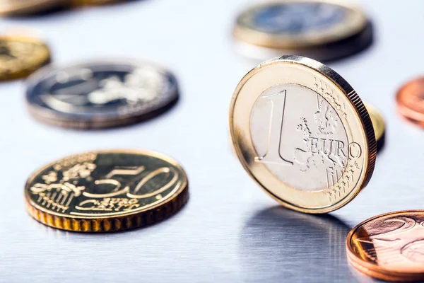 En euro mynt på kanten. Pengar eurovalutan. Euromynt staplade på varandra i olika positioner — Stockfoto