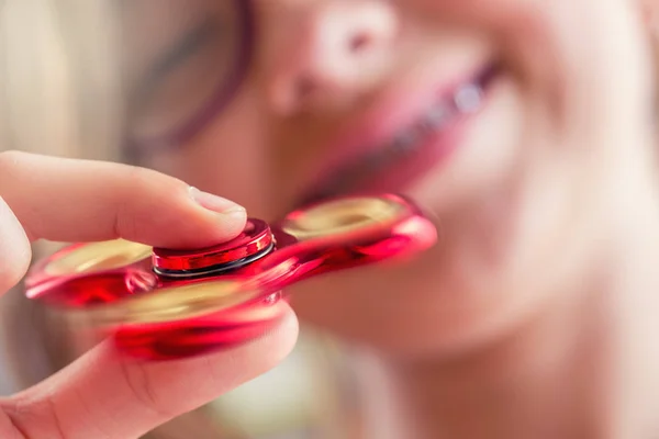 Fidget Spinner. Cute young girl playing with fidget spinner — Stock Photo, Image