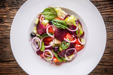 Sebze salatası. Rustik meşe masada sebzeli salata tabağı. Sebze salatası malzemeler ürün yelpazesine