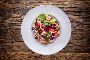 Sebze salatası. Rustik meşe masada sebzeli salata tabağı. Sebze salatası malzemeler ürün yelpazesine