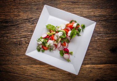 Sebze salatası. Rustik meşe masada sebzeli salata tabağı. Sebze salatası malzemeler ürün yelpazesine