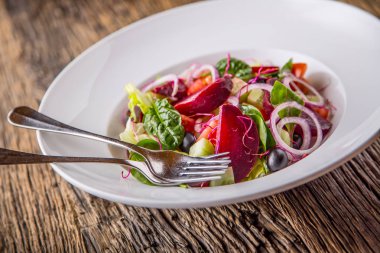 Sebze salatası. Rustik meşe masada sebzeli salata tabağı. Sebze salatası malzemeler ürün yelpazesine