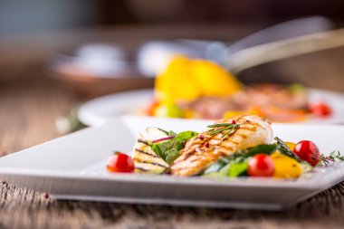 Izgara tavuk göğsü. Izgara sebze tavuk göğsü ile. Meşe masada sebzeli ızgara tavuk