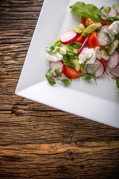 Ensalada de verduras. Placa de ensalada con verduras sobre mesa de roble rústico. Surtido de ingredientes de ensalada de verduras —  Fotos de Stock