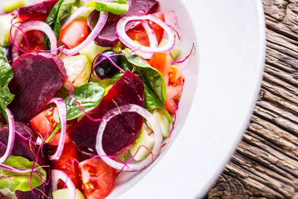 Insalata di verdure. Piatto d'insalata con verdure su tavolo di quercia rustico. Assortimento di ingredienti d'insalata vegetale — Foto Stock
