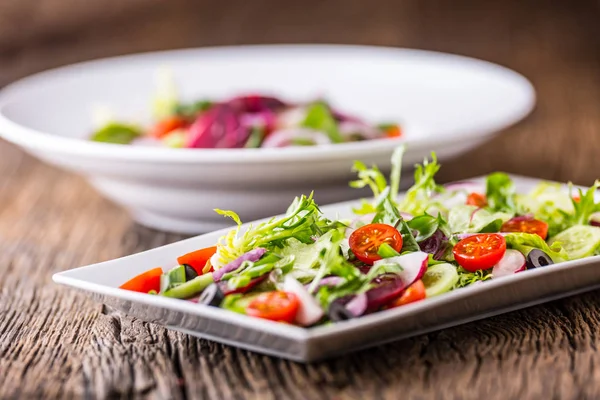 Ensalada de verduras. Placa de ensalada con verduras sobre mesa de roble rústico. Surtido de ingredientes de ensalada de verduras — Foto de Stock
