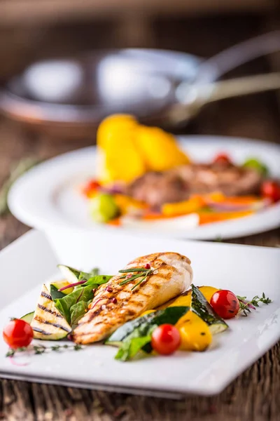 Grill chicken breast. Grilled vegetables with chicken breast. Grilled chicken with vegetables on oak table — Stock Photo, Image