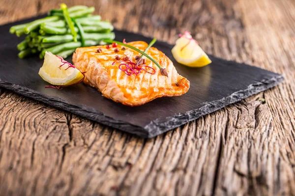 Gegrilde zalm. Zalmfilet met citroen en groene bonen. Gegrilde vis — Stockfoto