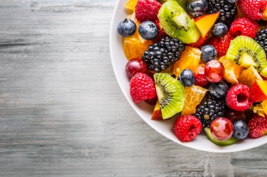 Meyve taze karışık tropikal meyve salatası. Sağlıklı taze meyve salatası - öldü ve fitness kavramı kase