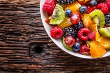 Meyve taze karışık tropikal meyve salatası. Sağlıklı taze meyve salatası - öldü ve fitness kavramı kase