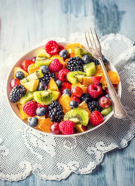 Salada de frutas tropicais mistas frescas. Tigela de salada de fruto fresca sã - morreu e conceito de aptidão — Fotografia de Stock