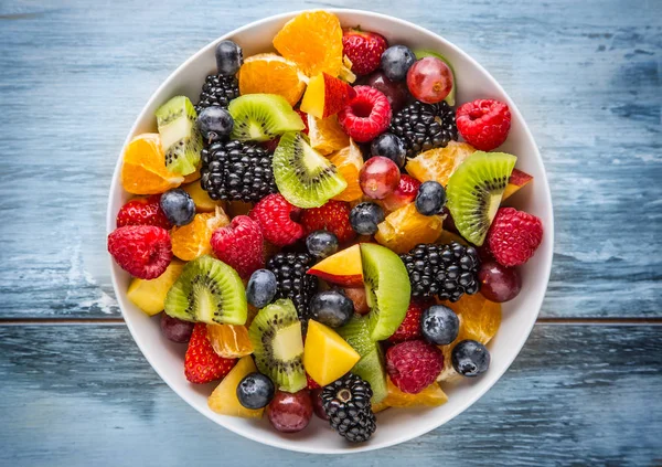 Obst frischer gemischter tropischer Obstsalat. Schüssel mit gesundem frischen Obstsalat - gestorben und Fitnesskonzept — Stockfoto